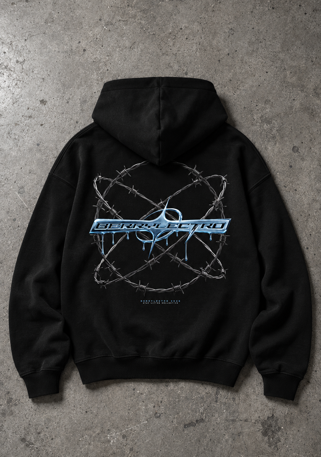 Schwarzer BERRYLECTRO Oversize Hoodie auf grauem Betonboden, Rückansicht mit blauem Chromlogo im Stacheldrahtring und Kapuze