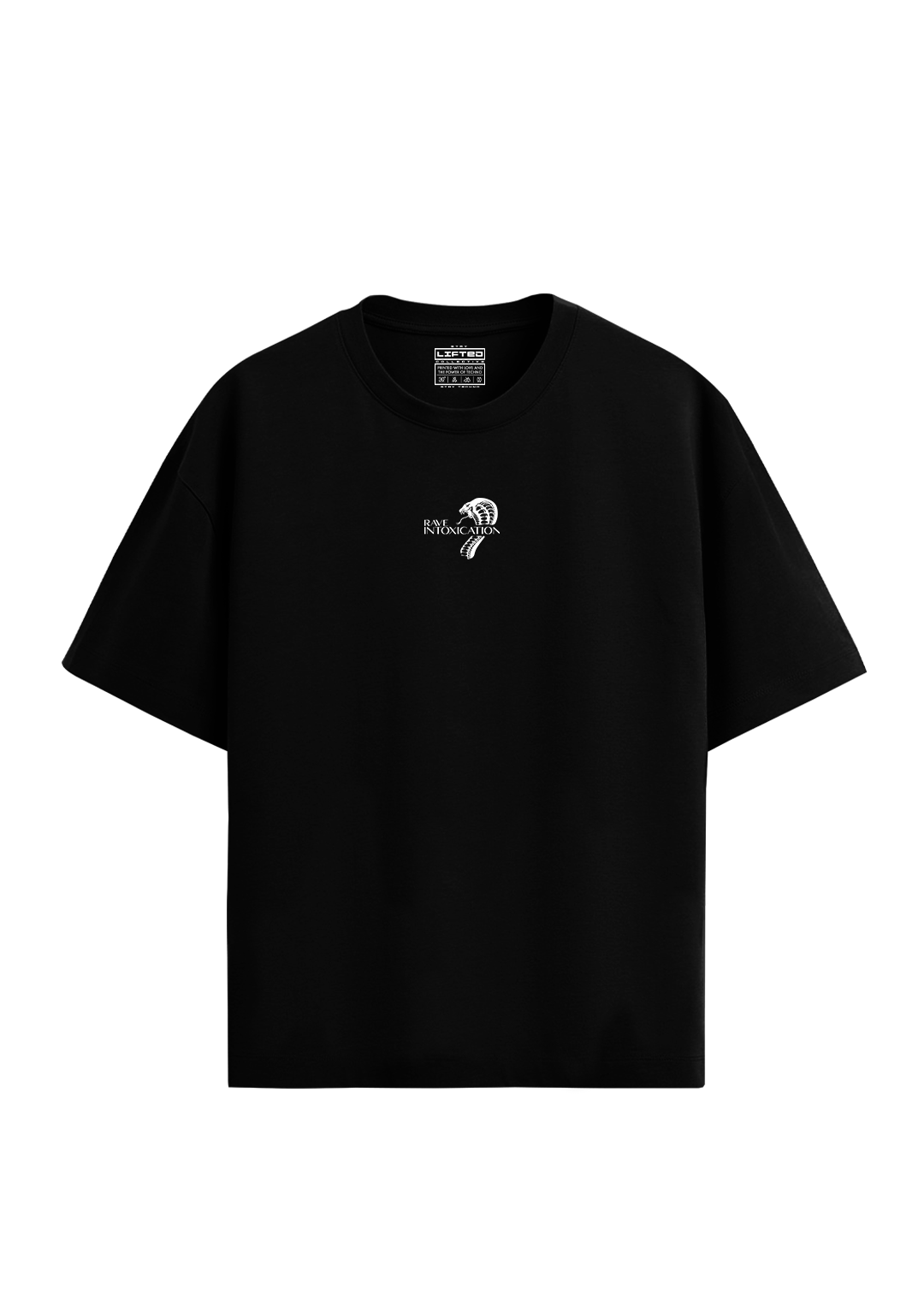 Schwarzes Oversize T-Shirt von Stay Lifted Collective, Vorderseite mit kleinem weißem Kobra Brustlogo Rave Intoxication, Techno Streetwear.