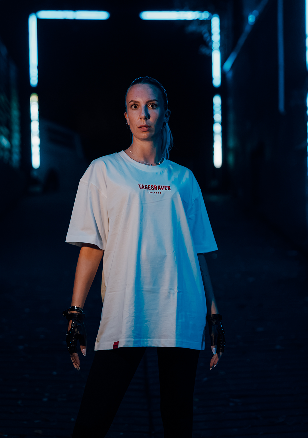 Vorderansicht mit gesticktem Logo
Tagesraver Oversize Shirt Weiß