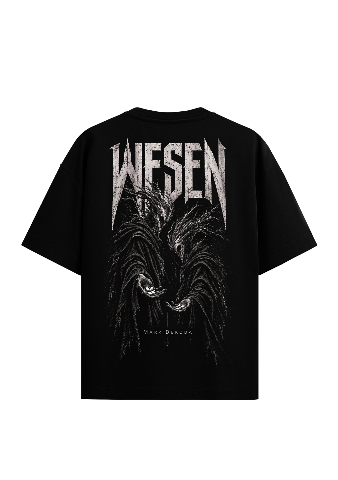 Schwarzes Oversize T-Shirt mit großem Rückenprint, Schriftzug WESEN in heller Metal Schrift, darunter zwei düstere Gestalten in Kutten mit Ästen und Wurzeln, die weiße Pillen in ihren Händen halten, Mark Dekoda, Techno Streetwear