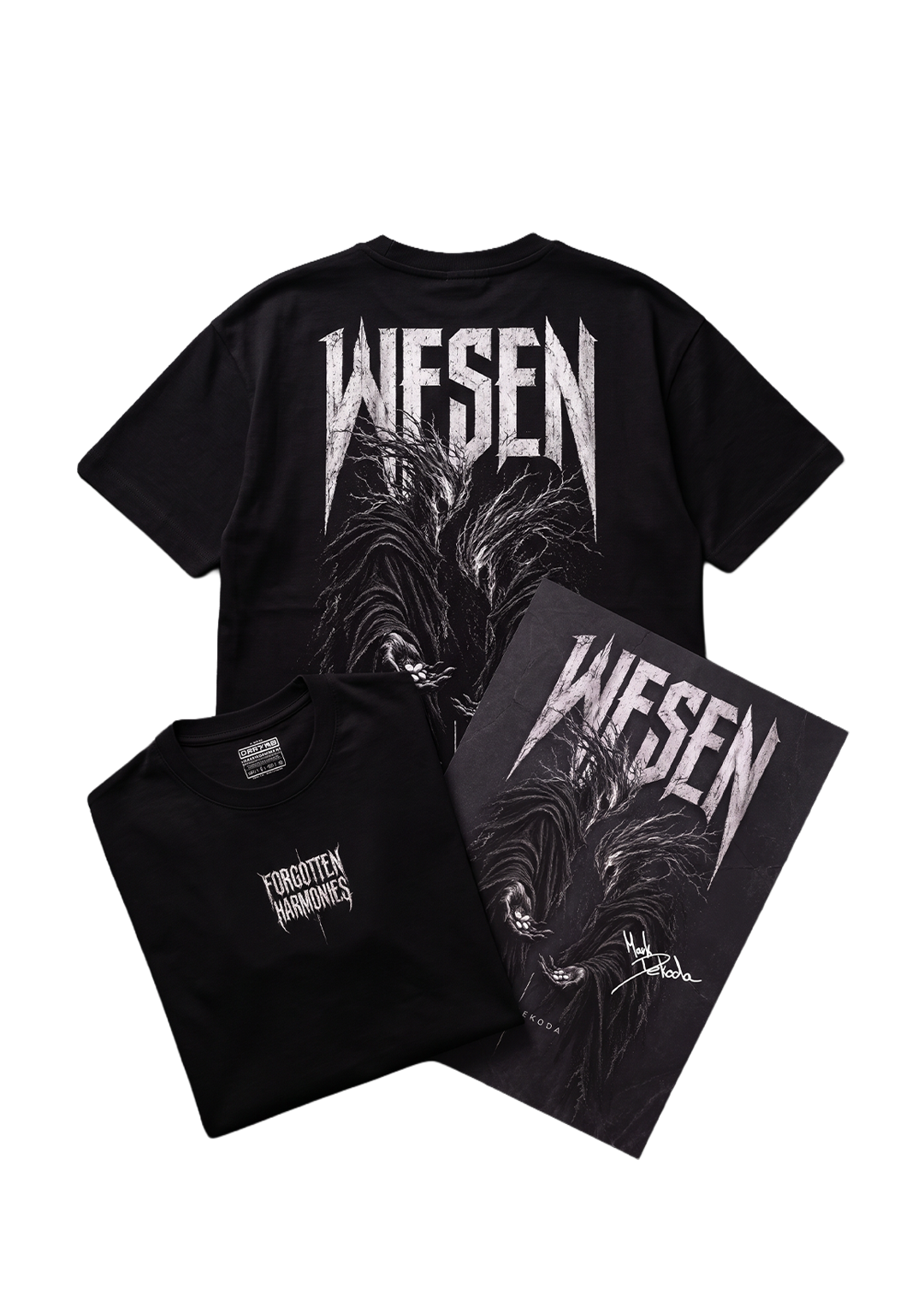 Mark Dekoda Merch Set mit schwarzem Oversize T-Shirt mit großem Rückenprint WESEN und zwei düsteren Gestalten mit Ästen und weißen Pillen in den Händen, gefaltetes T-Shirt mit Brustprint Forgotten Harmonies und passendem Poster WESEN mit Originalunterschrift von Mark Dekoda, Techno Merch und Techno Streetwear