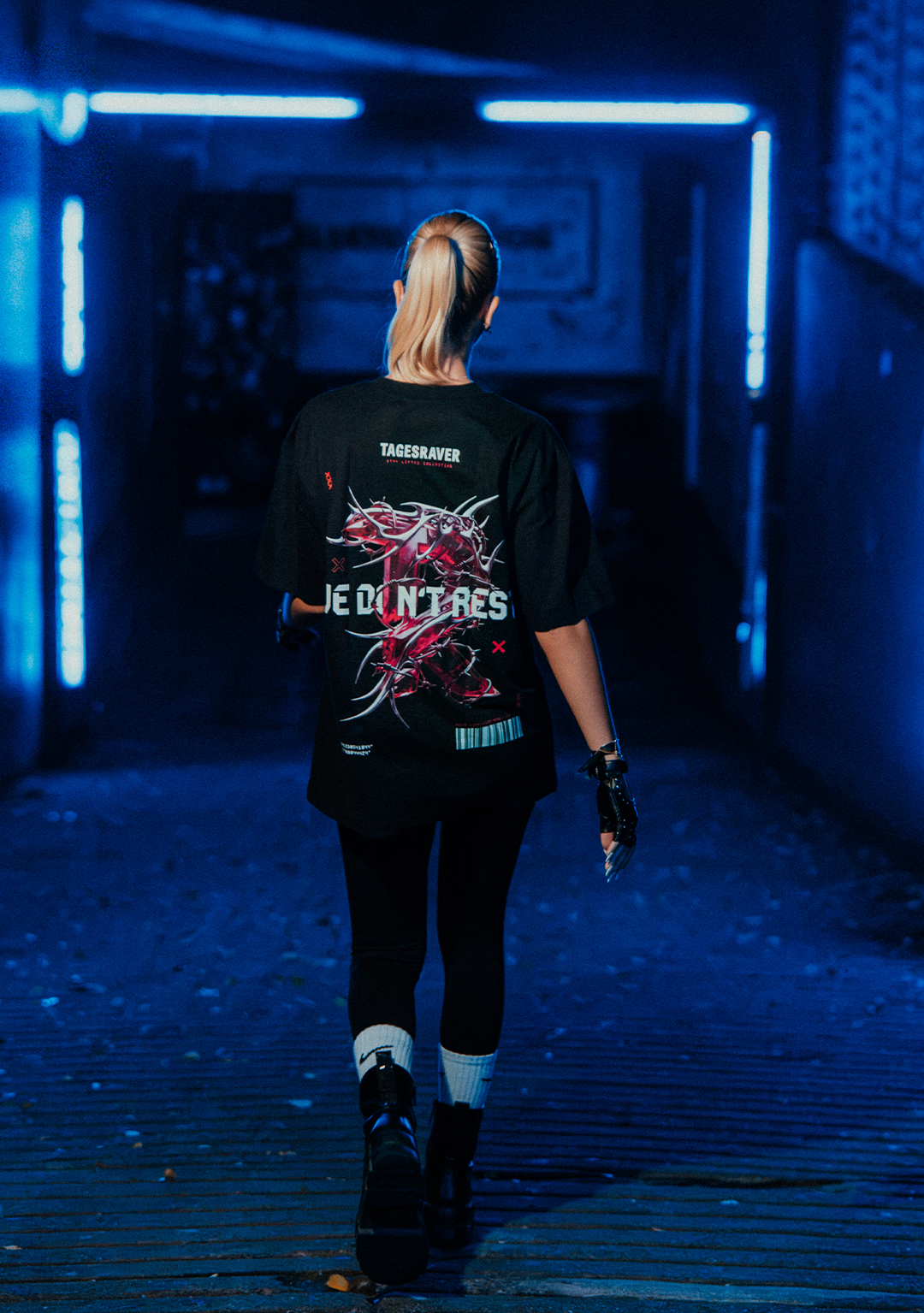 TAGESRAVER OVERSIZED TEE BLACK