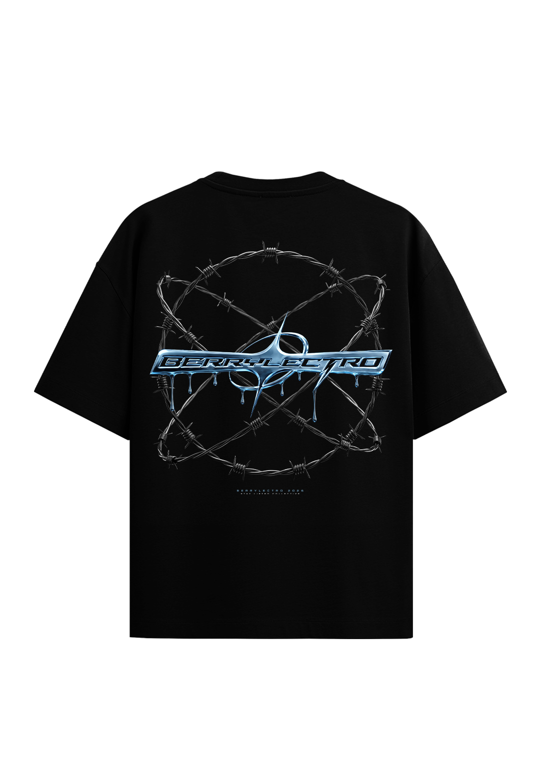 Rückansicht des schwarzen BERRYLECTRO Oversize T-Shirts mit großem blauem Chromlogo in einem Stacheldrahtring, Techno Streetwear von Stay Lifted Collective