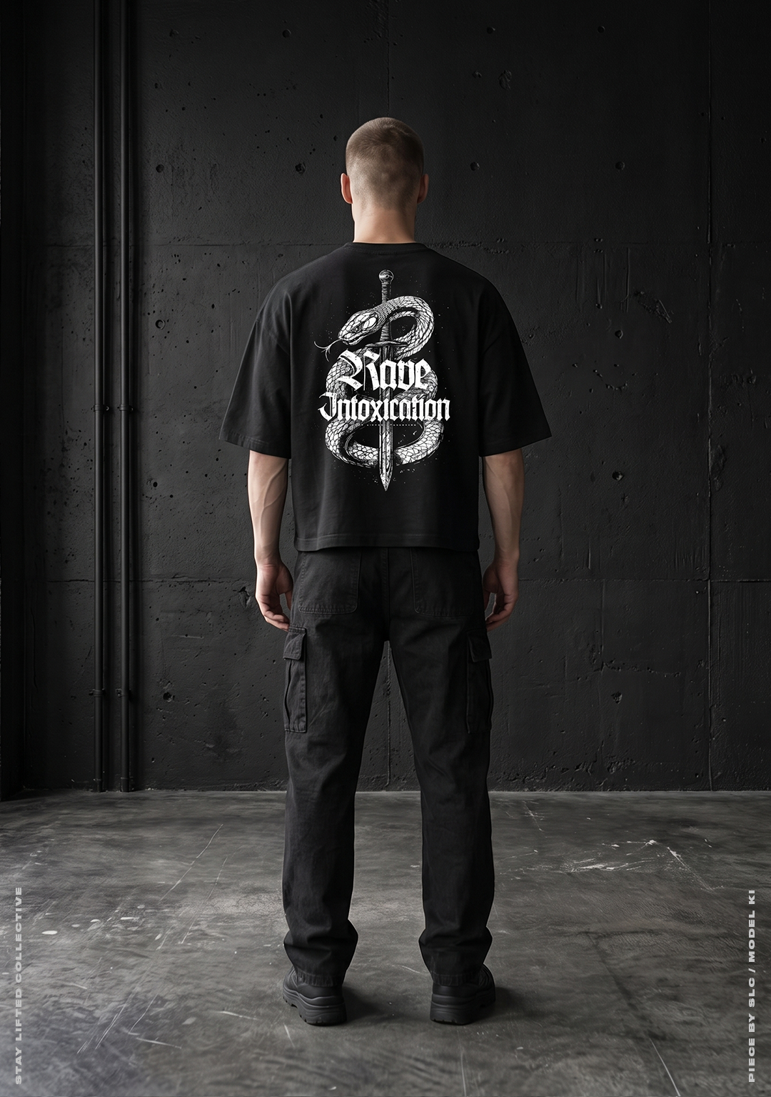 Model trägt schwarzes Rave Intoxication Cropped Oversized T-Shirt mit großem Schlange und Dolch Rückenprint, Techno Streetwear von Stay Lifted Collective