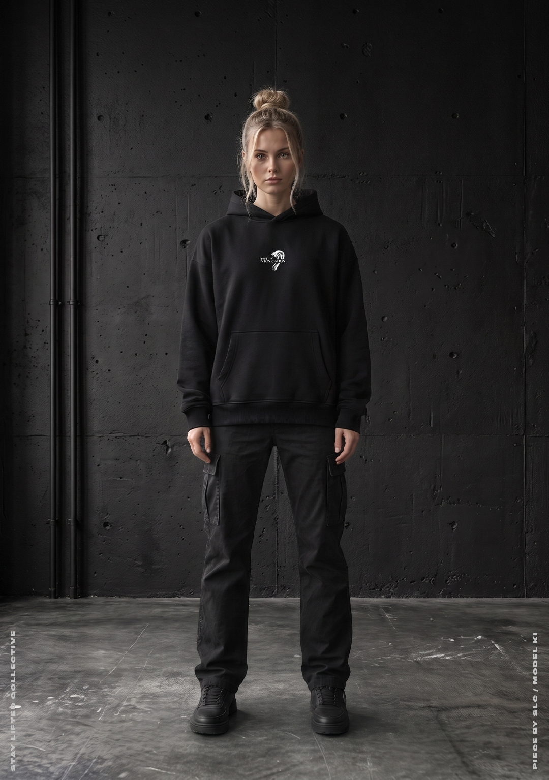 Model von vorne im schwarzen Rave Intoxication Oversized Hoodie mit kleinem weißem Rave Intoxication Logo auf der Brust und Kängurutasche vor Betonwand, Techno Streetwear von Stay Lifted Collective