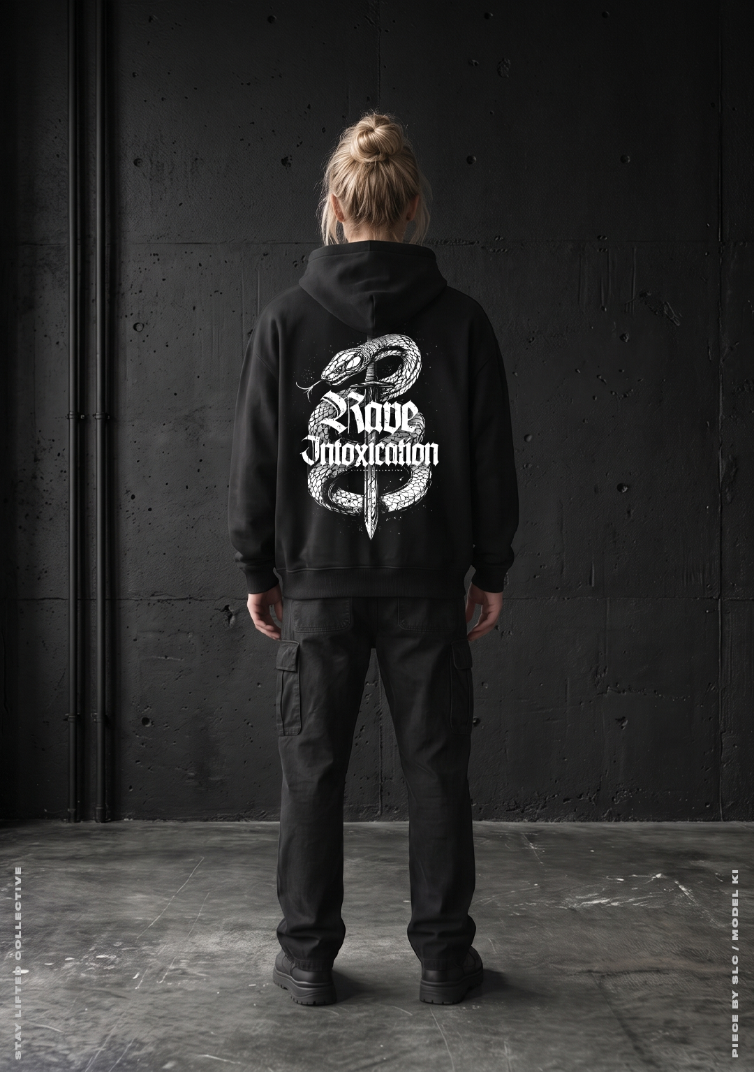 Model von hinten im schwarzen Rave Intoxication Oversized Hoodie mit weißem Schlange und Dolch Rückenprint vor Betonwand, Techno Streetwear von Stay Lifted Collective