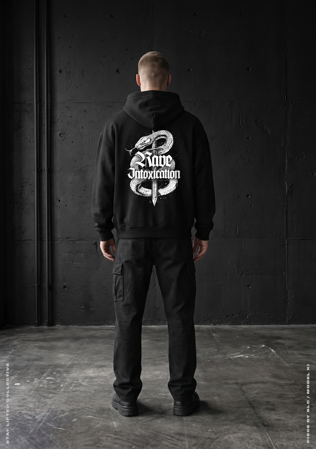 Model trägt schwarzen Rave Intoxication Oversized Hoodie mit großem Schlange und Dolch Rückenprint, Techno Streetwear von Stay Lifted Collective