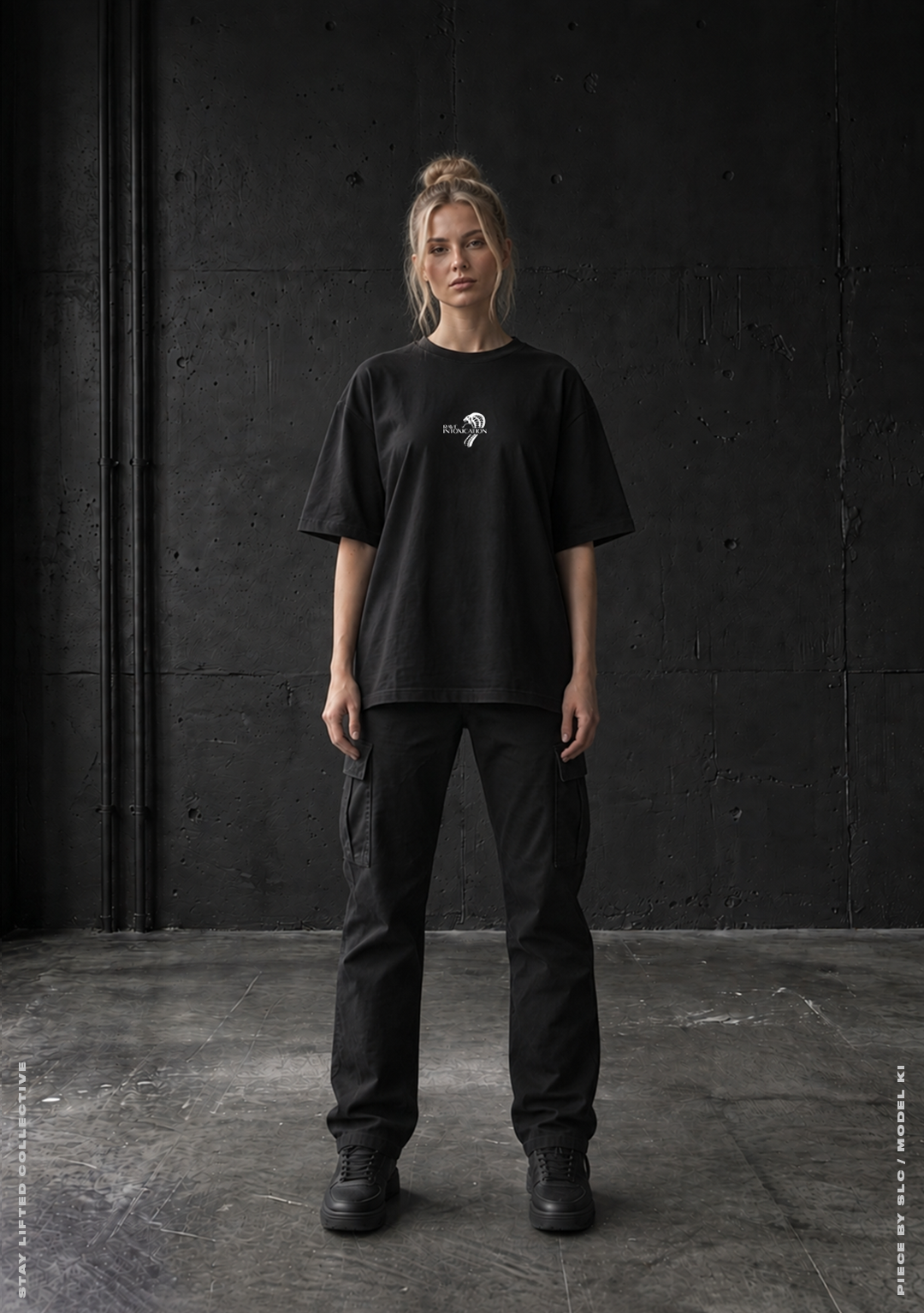 Model von vorne im schwarzen Rave Intoxication Oversized T-Shirt mit kleinem weißem Rave Intoxication Logo auf der Brust vor Betonwand, Techno Streetwear von Stay Lifted Collective