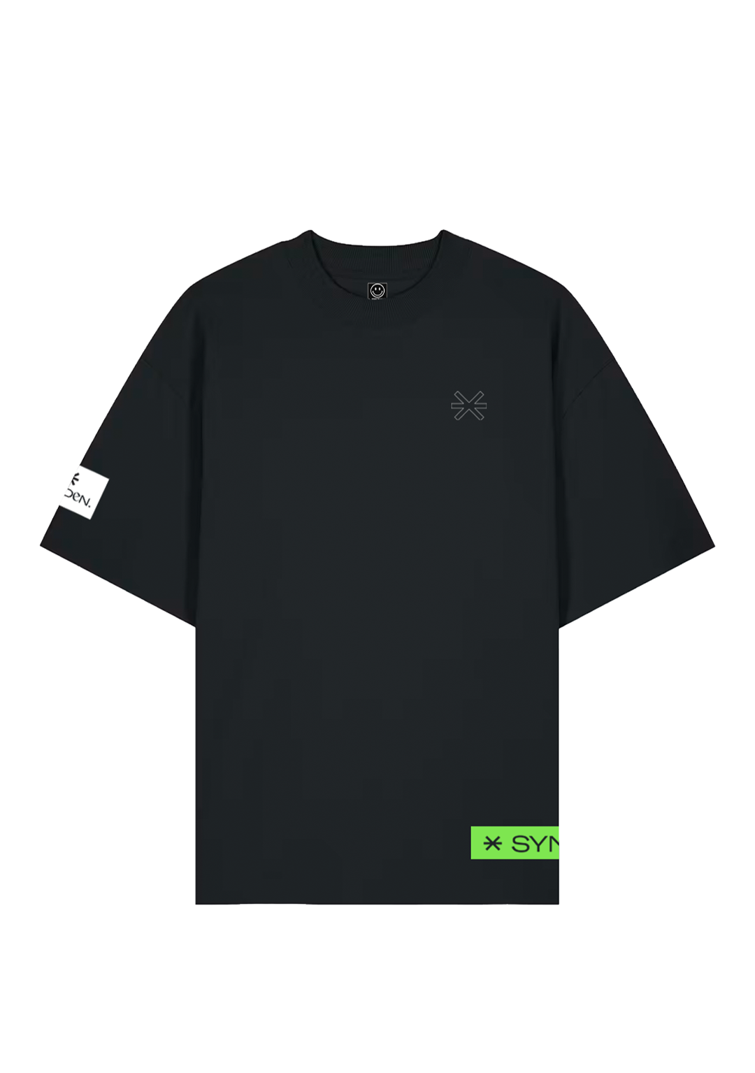 Synden Oversized Tee in Schwarz von vorne mit kleinem Stern-Symbol und Saumlabel