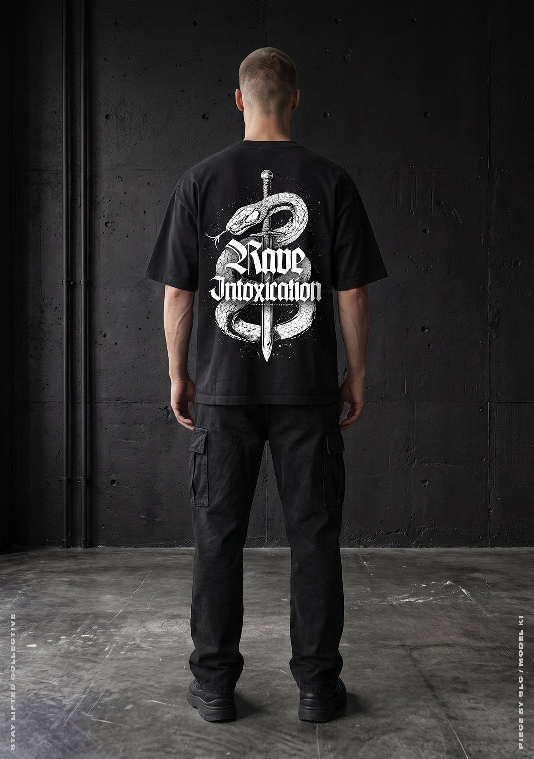 Model von hinten im schwarzen Rave Intoxication Oversized T-Shirt mit großem weißem Schlange und Dolch Rückenprint, Techno Streetwear von Stay Lifted Collective