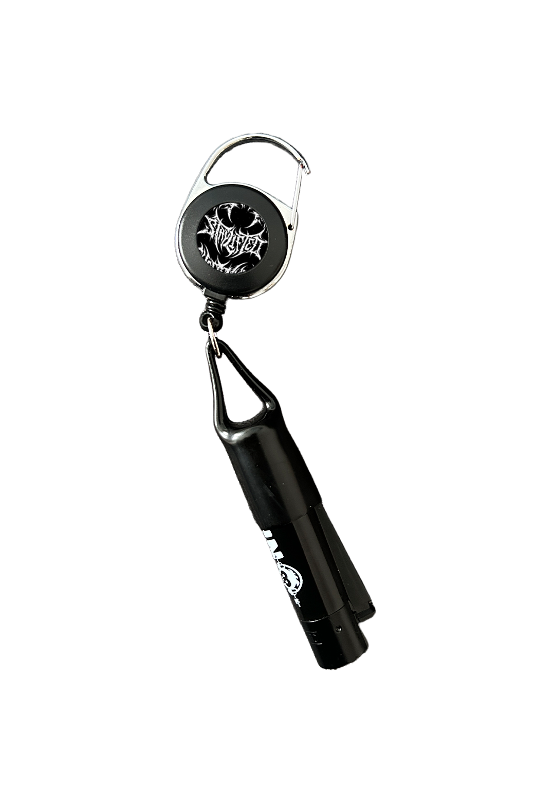 Feuerzeughalter für Clipper mit eingesetztem schwarzem Feuerzeug und Karabiner, Seite mit Lifted Logo