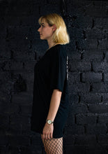 Laden Sie das Bild in den Galerie-Viewer, NO DRUGS. JUST TECHNO.  OVERSIZED TEE UNISEX