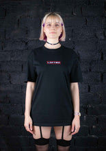 Laden Sie das Bild in den Galerie-Viewer, WSTR OVERSIZED TEE UNISEX